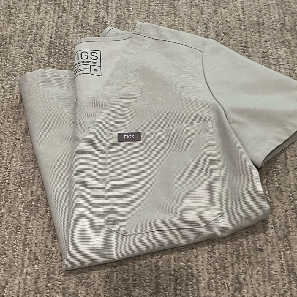 Figs scrub top in space gray